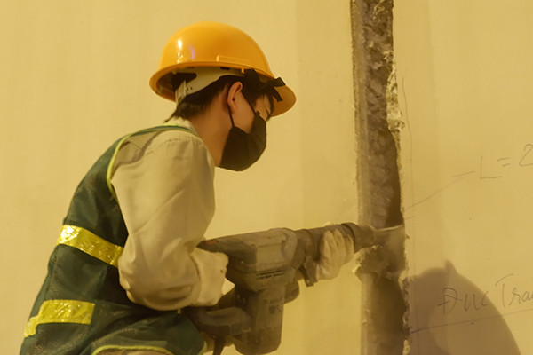 Các công nhân tích cực làm việc để kịp tiến độ. 