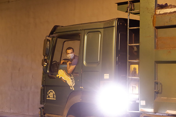 Trong thời gian này, chiều đường đối diện hướng Xã Đàn đi Đại Cồ Việt qua hầm Kim Liên, phương tiện lưu thông bình thường. 