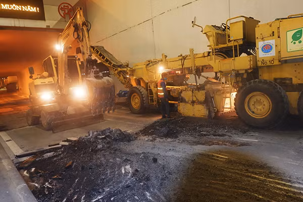 Giai đoạn 1: Việc thi công sửa chữa hầm Kim Liên diễn ra ở hướng Đại Cồ Việt đi Xã Đàn, thực hiện phương án cấm tất cả phương tiện lưu thông qua hầm Kim Liên theo hướng Đại Cồ Việt đi Xã Đàn để phục vụ thi công, bắt đầu từ ngày 4/8 đến 14/8/2021. 