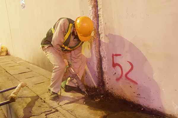 Theo ghi nhận, lúc 21h40 cùng ngày, các công nhân huy động một máy đục bê tông để đào vào các hố ga dưới làn đường hầm Kim Liên. Các công nhân khác chia làm các tốp nhỏ 2 người dùng bê tông để chít vào các điểm bị hư hỏng, tại kẽ hở khe co giãn. 