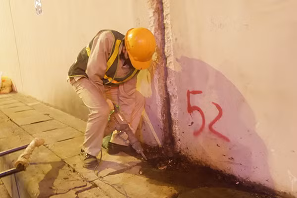 Theo ghi nhận, lúc 21h40 cùng ngày, các công nhân huy động một máy đục bê tông để đào vào các hố ga dưới làn đường hầm Kim Liên. Các công nhân khác chia làm các tốp nhỏ 2 người dùng bê tông để chít vào các điểm bị hư hỏng, tại kẽ hở khe co giãn. 