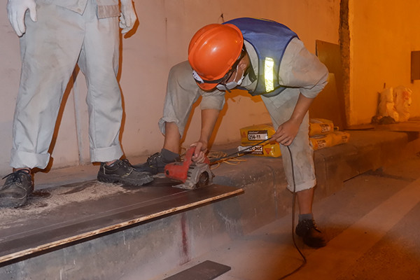 Nguyên nhân tu sửa hầm Kim Liên là xuất hiện tình trạng nước mặt thẩm thấu qua các khe co giãn; vết nứt thành đáy hầm bê tông cốt thép gia tăng theo thời gian, làm hỏng kết cấu mặt đường bê tông, gây mất an toàn giao thông.