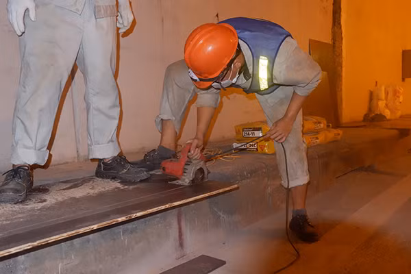 Nguyên nhân tu sửa hầm Kim Liên là xuất hiện tình trạng nước mặt thẩm thấu qua các khe co giãn; vết nứt thành đáy hầm bê tông cốt thép gia tăng theo thời gian, làm hỏng kết cấu mặt đường bê tông, gây mất an toàn giao thông.