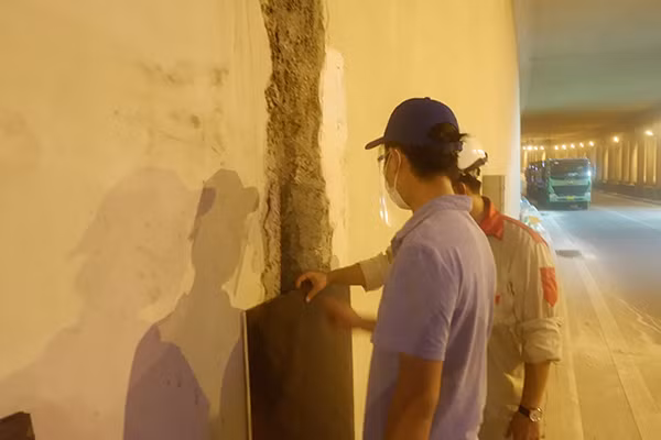 "Việc sửa chữa, bảo dưỡng tại hầm Kim Liên theo quy trình, thời hạn. Để đảm bảo an toàn giao thông và phòng, chống dịch, hiện tại chúng tôi chỉ thi công vào ban đêm..." - đại diện đơn vị thi công công trình cho biết.