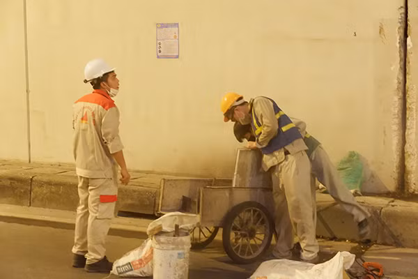 Một công nhân cho biết: "Công việc của chúng tôi bắt đầu từ 21h và kết thúc vào lúc 5h sáng ngày hôm sau. Hôm nay có khoảng 15 công nhân tham gia việc sửa chữa tại hầm Kim Liên". 