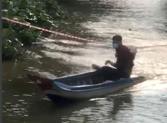  Chạy ghe vượt chốt phong tỏa còn xúc phạm tổ công tác: Ngày 3/8, Công an xã Mỹ Hạnh Đông, thị xã Cai Lậy (Tiền Giang) cho biết, Lê Minh Nhựt (24 tuổi, trú tại địa phương) bị phạt 25 triệu đồng vì lái vỏ lãi (ghe) chạy từ bên trong khu vực bị phong tỏa ra bên ngoài. Không những vậy, Nhựt có những lời lẽ xúc phạm lực lượng chức năng. 