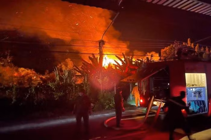  Cháy nhà kho, thiệt hại khoảng 7 tỷ đồng: Đêm 2/8 tại kho chứa hàng tạp hóa Hồng Uyên (xã Phú Hưng, TP.Bến Tre) do bà Đinh Thị Thanh Hồng (58 tuổi) làm chủ đã xảy ra vụ cháy dữ dội. Do ngọn lửa bùng phát nhanh, khi lực lượng chữa cháy đến nơi ngọn lửa đã bao trùm toàn bộ nhà kho khoảng 450m2. Vụ cháy gây thiệt hại khoảng 7 tỷ đồng.