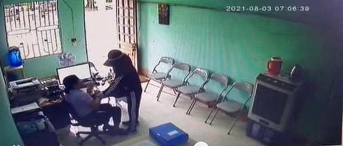  Cầm dao đe dọa cán bộ quỹ tín dụng để cướp: Sáng 3/8, Nguyễn Thị Hòa (SN 1987, ở Hà Nội) cầm dao xông vào phòng làm việc của Quỹ Tín dụng nhân dân Phong Bắc Trung (huyện Kỳ Anh, Hà Tĩnh) khống chế nhân viên nhằm mục đích cướp tài sản. Nhân viên này đã giằng co với Hòa rồi chạy thoát. Hòa sau đó bị người dân và lực lượng chức năng bắt giữ. 