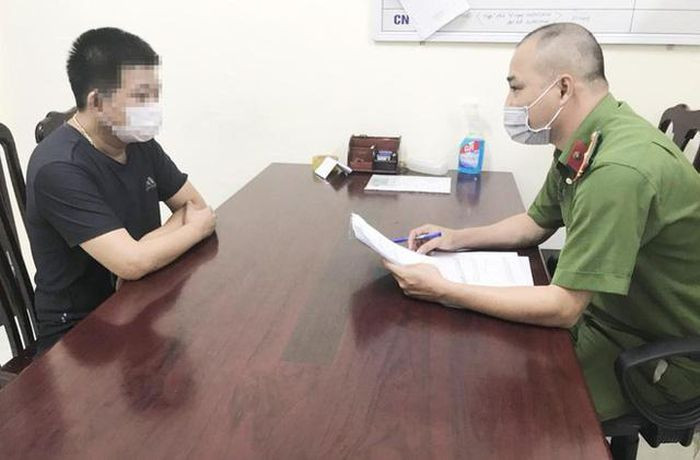  Tài xế xe cứu thương chở người thông chốt vào Hà Nội: Lái xe Phạm T.G. (SN 1977, trú tại Nam Đàn, Nghệ An) lợi dụng xe cứu thương, chở khách trái quy định, thông chốt từ Vinh về Hà Nội. Ngày 3/8, UBND phường Mỹ Đình 2, Bắc Từ Liêm (Hà Nội) đã ra quyết định xử phạt lái xe số tiền 35 triệu đồng về hành vi này.