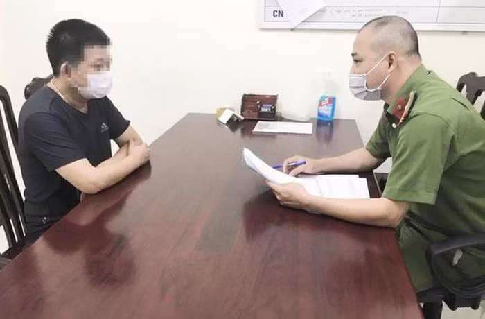  Tài xế xe cứu thương chở người thông chốt vào Hà Nội: Lái xe Phạm T.G. (SN 1977, trú tại Nam Đàn, Nghệ An) lợi dụng xe cứu thương, chở khách trái quy định, thông chốt từ Vinh về Hà Nội. Ngày 3/8, UBND phường Mỹ Đình 2, Bắc Từ Liêm (Hà Nội) đã ra quyết định xử phạt lái xe số tiền 35 triệu đồng về hành vi này.