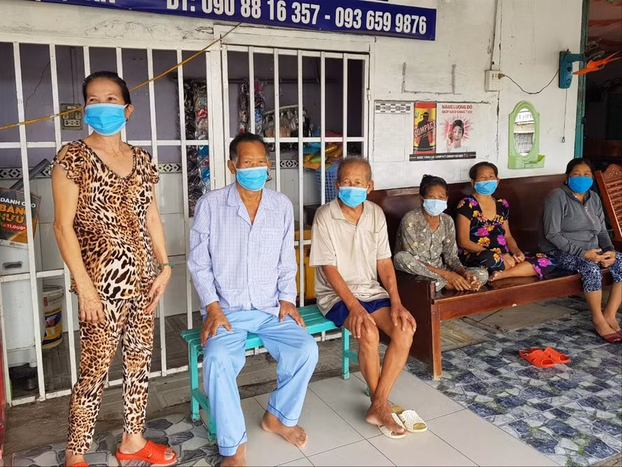 Xom chay than chong chat kho khan mua dich COVID-19