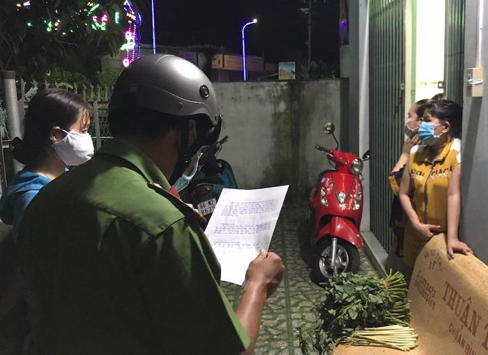  4 người ăn nhậu trong phòng trọ bị đề nghị xử phạt 60 triệu: Ngày 7/8, Công an thị trấn Mỹ Thọ, huyện Cao Lãnh, tỉnh Đồng Tháp, đã đề nghị xử phạt 4 trường hợp tụ tập ăn nhậu trong phòng trọ thời điểm giãn cách xã hội. Trong số này có 3 phụ nữ. Mỗi trường hợp bị đề nghị xử phạt 15 triệu đồng.