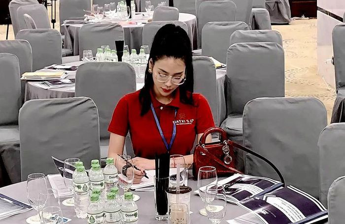  'Hotgirl' đất cảng bị bắt vì tổ chức sinh nhật với ma túy: Ngày 7/8, Công an quận Lê Chân, TP Hải Phòng đã khởi tố, bắt giam Bùi Linh Giang (SN 1990, trú huyện Thủy Nguyên) với tội danh ban đầu là tàng trữ trái phép chất ma túy. Giang đã tụ tập cùng nhóm 'dân chơi' tổ chức sinh nhật tại nhà trọ có ma túy tổng hợp. 