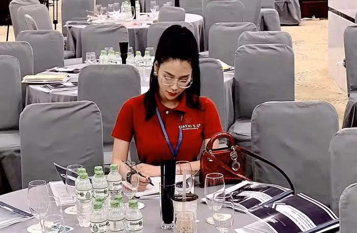  'Hotgirl' đất cảng bị bắt vì tổ chức sinh nhật với ma túy: Ngày 7/8, Công an quận Lê Chân, TP Hải Phòng đã khởi tố, bắt giam Bùi Linh Giang (SN 1990, trú huyện Thủy Nguyên) với tội danh ban đầu là tàng trữ trái phép chất ma túy. Giang đã tụ tập cùng nhóm 'dân chơi' tổ chức sinh nhật tại nhà trọ có ma túy tổng hợp. 