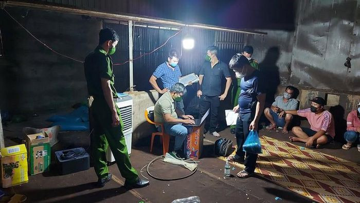  12 người tụ tập đánh bạc bất chấp Chỉ thị 16: Mặc dù huyện Cư Kuin (Đắk Lắk) đang giãn cách xã hội theo Chỉ thị 16 để phòng chống dịch nhưng nhiều người vẫn tụ tập đánh bài ăn tiền. Chiều 6/8, Công an huyện Cư Kuin đang tạm giữ hình sự 12 người này bất chấp Chỉ thị 16 về phòng chống dịch COVID-19 vẫn tụ tập đánh bài ăn tiền.