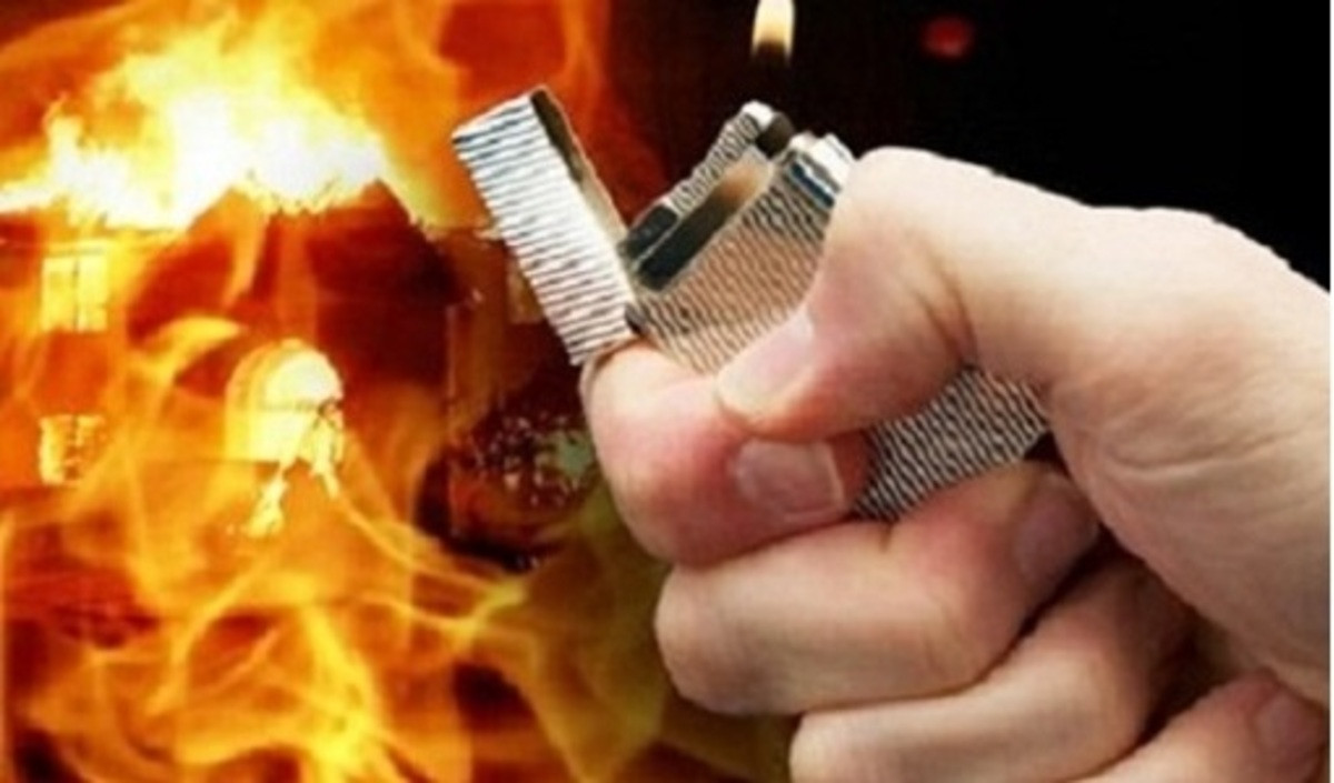  Níu kéo tình cảm không thành, chồng tẩm xăng thiêu sống vợ: Do níu kéo tình cảm không thành, Trần Văn Học (SN 1974, trú huyện Sông Mã, Sơn La) đã tẩm xăng thiêu sống vợ là chị Phạm Thị D. (34 tuổi - sống ly thân) tại nhà riêng rồi tự sát nhưng bất thành. Ngày 6/8, Học bị Công an tỉnh Sơn La bắt tạm giam.