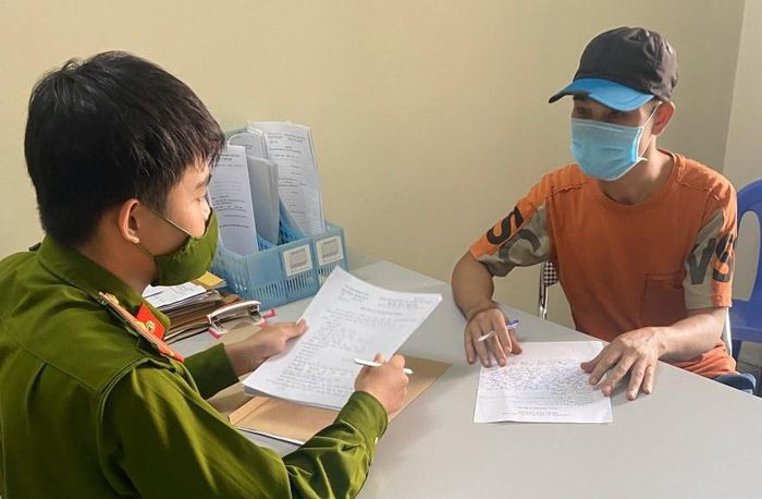  Trốn khỏi khu vực phong tỏa, người đàn ông bị phạt 17,5 triệu: Ông Nguyễn Danh Cảnh (39 tuổi, trú huyện Nam Sách, Hải Dương) đã trốn khỏi khu vực phong tỏa y tế về quê lo việc xây nhà. Khi trèo qua dải phân cách để quay trở lại, ông ta bị Công an phát hiện. Ngày 6/8, ông Cảnh bị UBND huyện Nam Sách xử phạt 17,5 triệu đồng.