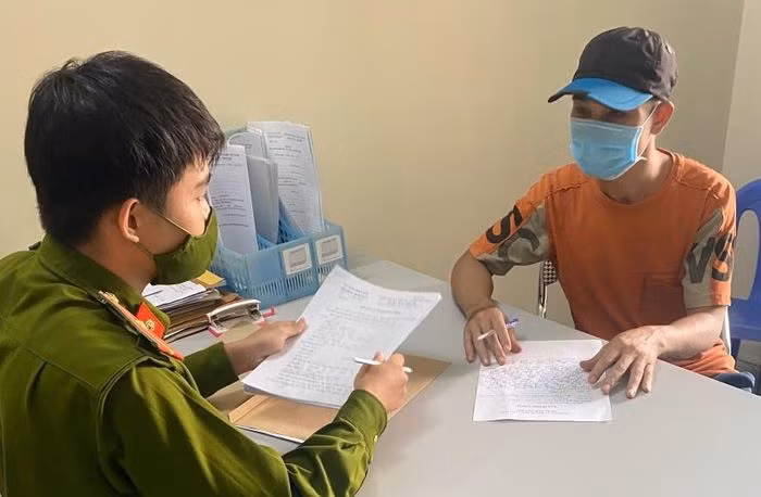  Trốn khỏi khu vực phong tỏa, người đàn ông bị phạt 17,5 triệu: Ông Nguyễn Danh Cảnh (39 tuổi, trú huyện Nam Sách, Hải Dương) đã trốn khỏi khu vực phong tỏa y tế về quê lo việc xây nhà. Khi trèo qua dải phân cách để quay trở lại, ông ta bị Công an phát hiện. Ngày 6/8, ông Cảnh bị UBND huyện Nam Sách xử phạt 17,5 triệu đồng.