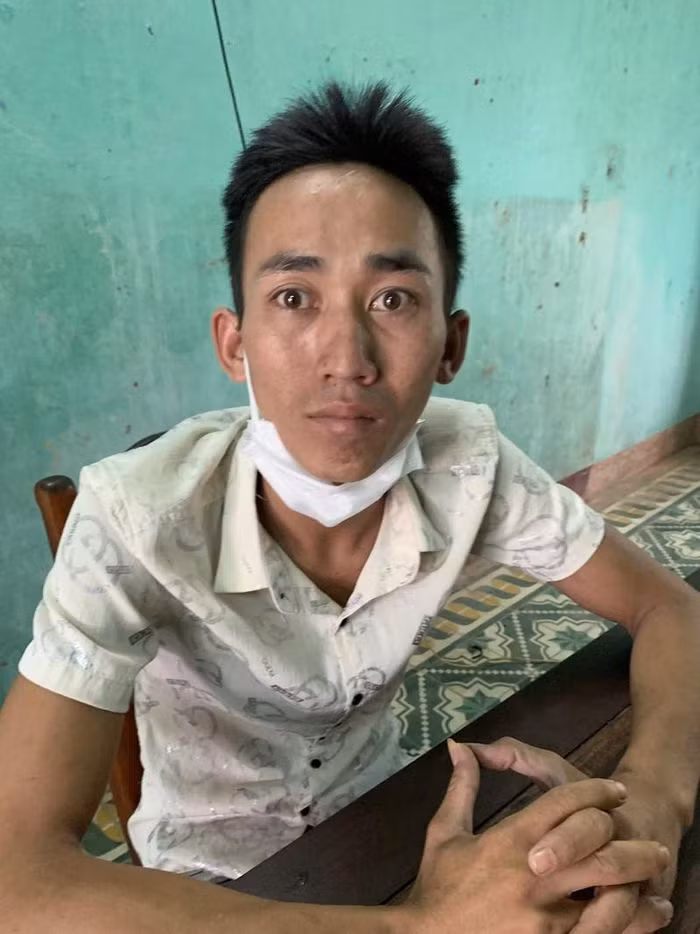  Vừa ra tù, thanh niên đến nhà bạn tù để lừa 'chạy án': Quen nhau ở trại tạm giam, Nguyễn Chiếm Pháp (26 tuổi, ngụ huyện Tiên Phước, Quảng Nam) đến nhà bạn tù là ông P.V.T (ngụ huyện Phú Ninh) đề nghị ông T. chi tiền để 'chạy án' cho con ông. Sau khi chuyển tiền, nghi ngờ mình bị lừa, ông T. tố giác sự việc. Ngày 6/8, Pháp bị Công an huyện Phú Ninh tạm giữ.