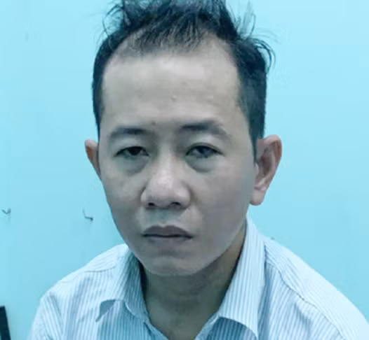  Chém chết hàng xóm vì hỏi mà không trả lời: Ngày 13/7, Lê Hoài Hận (SN 1985, trú huyện Thoại Sơn, An Giang) thấy ông Phan Văn Sơn (SN 1970) là hàng xóm đang cất nhà, mái tôn lấn qua vách tường nhà của Hận. Hận sang nhà ông Sơn để hỏi chuyện. Nhưng ông Sơn không trả lời, Hận cầm cây rựa chém nạn nhân tử vong.