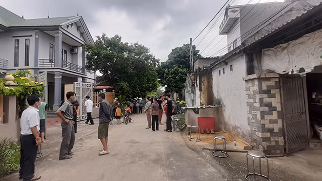 Ca nha bi hang xom chem o Bac Giang: An mang tu chiec cong keu to