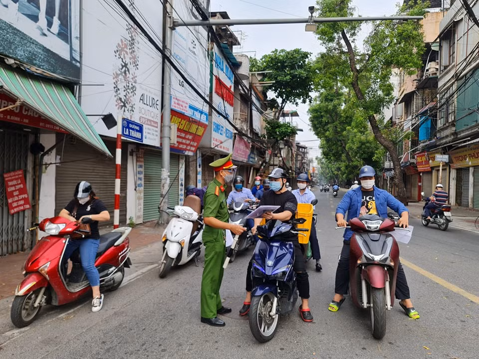 Một cán bộ ở đây cho biết, ngày hôm nay hầu hết là nhắc nhở người dân mang thêm những loại giấy tờ theo quy định mới.