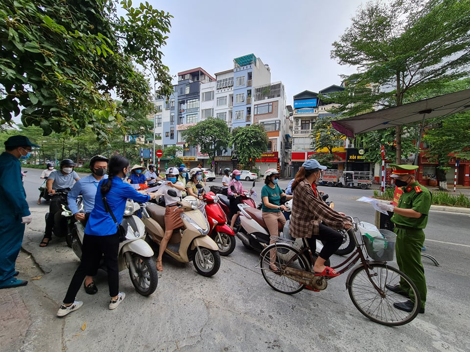 UBND TP Hà Nội vừa có chỉ đạo về việc cấp và sử dụng giấy đi đường trong thời gian giãn cách xã hội. Theo UBND TP, cơ bản các cơ quan, tổ chức, cá nhân đã thực hiện tốt nhưng vẫn có nhiều trường hợp cấp và sử dụng giấy đi đường không đúng mục đích, không đúng đối tượng.