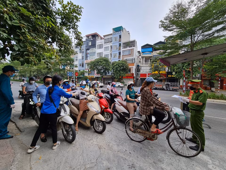 UBND TP Hà Nội vừa có chỉ đạo về việc cấp và sử dụng giấy đi đường trong thời gian giãn cách xã hội. Theo UBND TP, cơ bản các cơ quan, tổ chức, cá nhân đã thực hiện tốt nhưng vẫn có nhiều trường hợp cấp và sử dụng giấy đi đường không đúng mục đích, không đúng đối tượng.