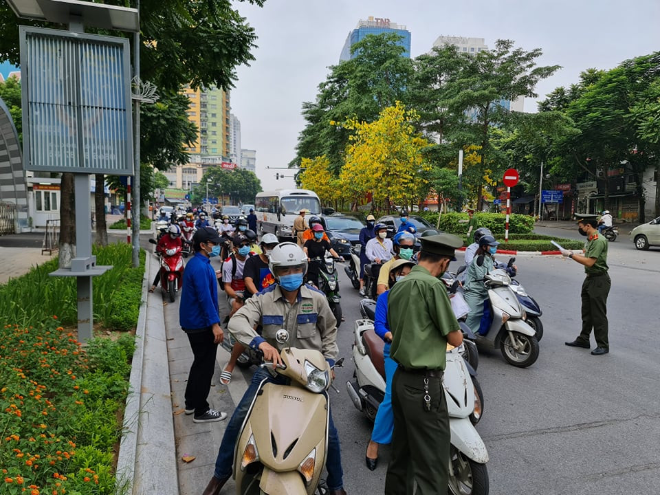 Chốt kiểm soát đường Nguyễn Chí Thanh (đoạn gần Đài Truyền hình Việt Nam).