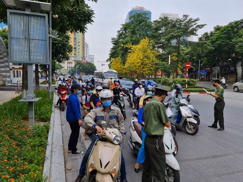 Chốt kiểm soát đường Nguyễn Chí Thanh (đoạn gần Đài Truyền hình Việt Nam).