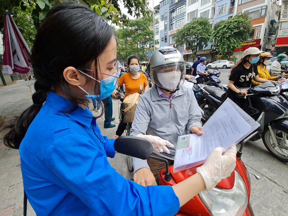 Hàng dài phương tiện xếp hàng chờ kiểm tra tại phố Đào Tấn.