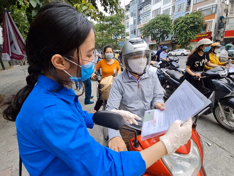 Hàng dài phương tiện xếp hàng chờ kiểm tra tại phố Đào Tấn.