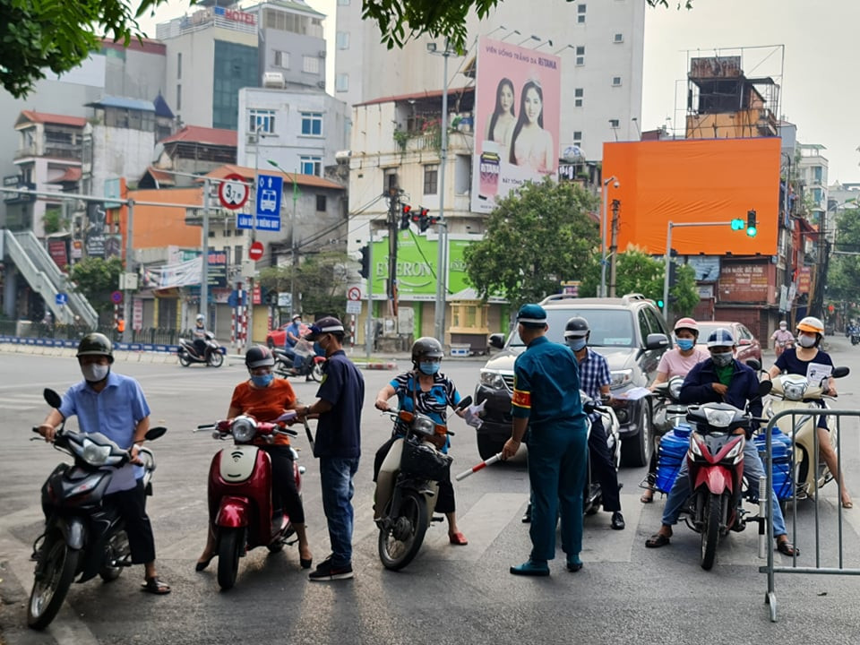 Tại chốt kiểm soát đường Đê La Thành (đoạn giao nhau với đường Giảng Võ), có nhiều phương tiện đi qua chốt được tổ công tác kiểm tra giấy đi đường.
