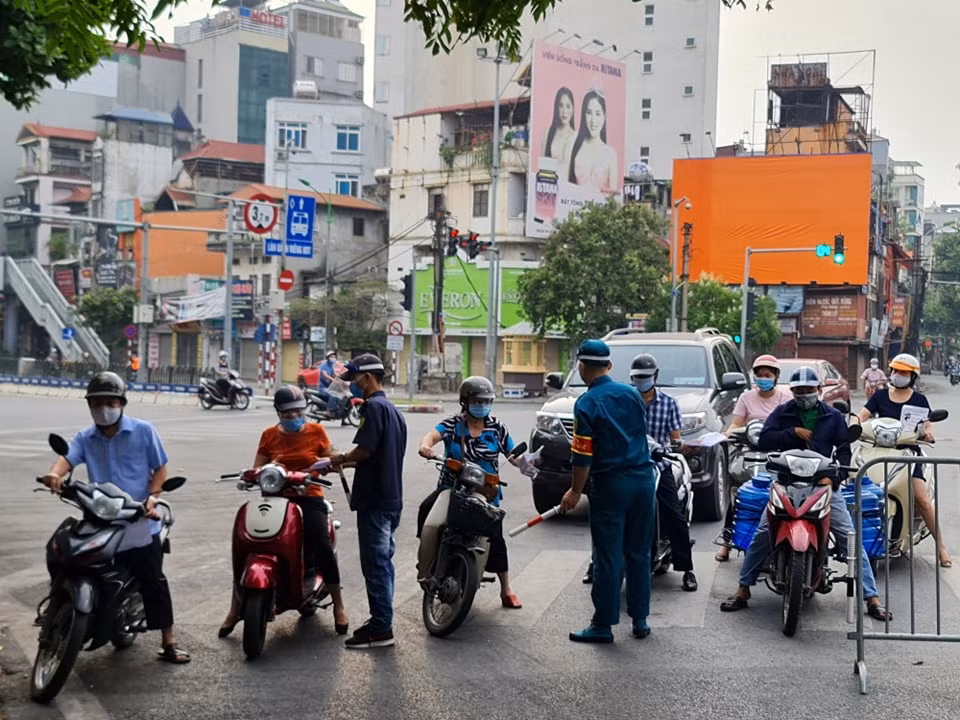 Tại chốt kiểm soát đường Đê La Thành (đoạn giao nhau với đường Giảng Võ), có nhiều phương tiện đi qua chốt được tổ công tác kiểm tra giấy đi đường.