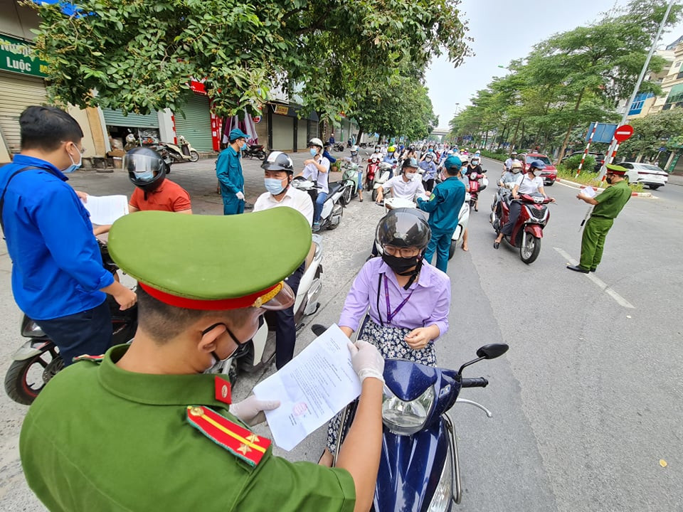 Tại đây, người dân xuất trình giấy đi đường và giấy tờ tùy thân hợp lệ thì sẽ được qua chốt.