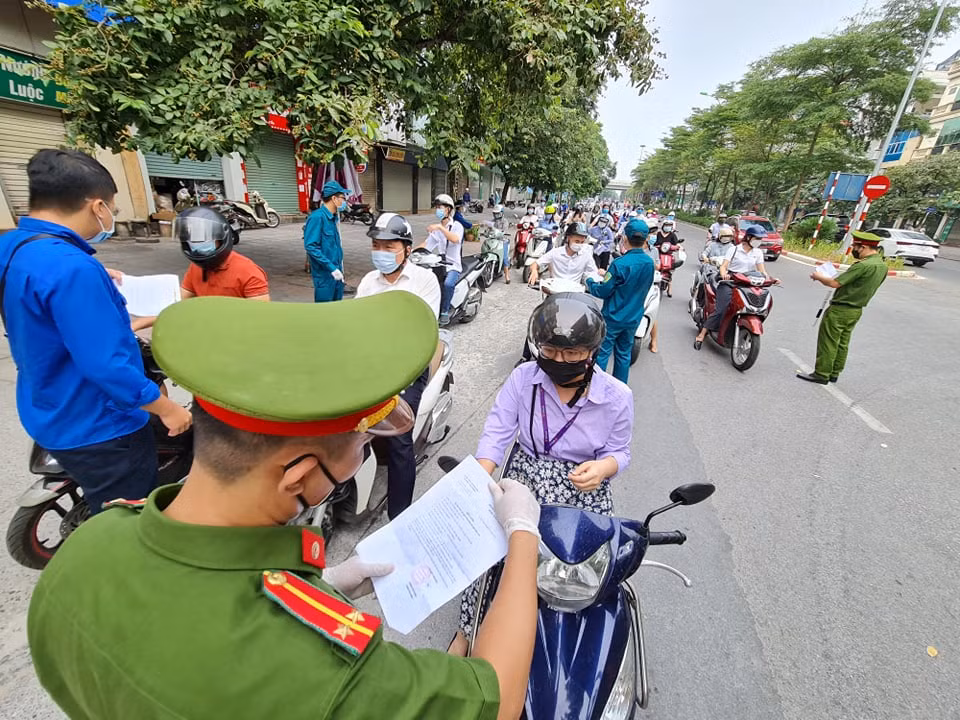 Tại đây, người dân xuất trình giấy đi đường và giấy tờ tùy thân hợp lệ thì sẽ được qua chốt.