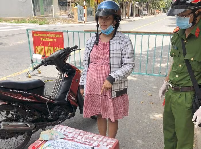  Người phụ nữ mang bầu vận chuyển 36 gói ma túy: Ngày 8/8, Công an thị xã Gò Công (tỉnh Tiền Giang) vừa phát hiện Trần Thị Anh Thư (32 tuổi, trú thị xã Gò Công) vận chuyển 36 gói nylon chứa tinh thể rắn màu trắng nghi là ma túy tổng hợp. Được biết, Thư đang mang thai và có nuôi con nhỏ.