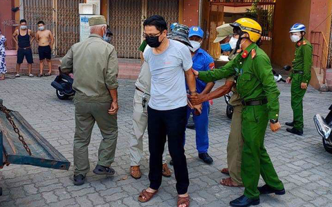  Giáng chức Phó văn phòng ĐBQH và HĐND Đà Nẵng vì tát nhân viên y tế: Ngày 9/8, Ban Tuyên giáo Thành ủy Đà Nẵng cho biết ông Trần Vinh, Phó chánh Văn phòng Đoàn ĐBQH và HĐND TP Đà Nẵng, bị giáng chức vì tát nhân viên y tế lấy mẫu xét nghiệm COVID-19 xảy ra ngày 1/8. 