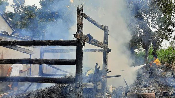  Nhớ lại vụ bị đòi con gà, bèn đi... đốt chuồng bò: Lưu Quốc Toàn (SN 2004, trú huyện Phú Hòa, Phú Yên) đã nhớ lại chuyện Nguyễn Ngọc Quang (trú cùng địa phương) đòi lại gà mà Toàn đã trộm của ông Quang trước đó. Bực tức Toàn đốt chuồng bò của ông Quang. Ngày 9/8, Toàn bị truy tố. 