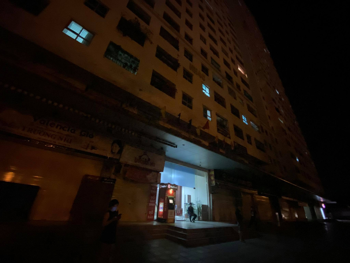 Thời điểm đó, người thân của bé gái ở phòng bên nên không hề hay biết chuyện. Khi lực lượng chức năng đưa hình ảnh người mẹ đã nhận ra con gào khóc thảm thiết.