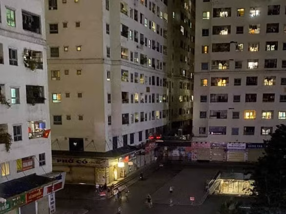 Chị G. cho biết thêm: "Tôi lên đến nhà cháu thì mọi người bảo cháu có để lại bức thư. Hiện tôi chưa được xem bức thư đó để xác nhận đó có phải là chữ cháu viết hay không. Tôi vào nhà vệ sinh quan sát thì thấy khoảng cách lên đến ô cửa sổ rất cao và cửa hở không lớn".