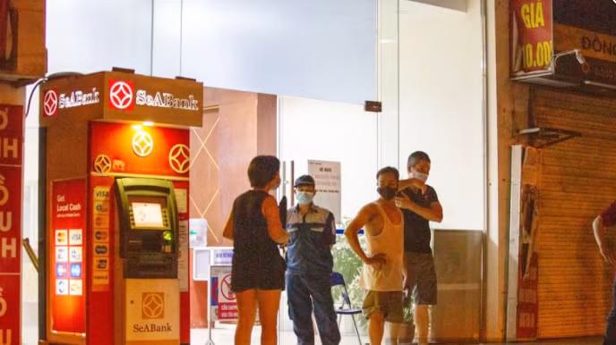 Có mặt tại sảnh chung cư, chị G. (người nhà cháu bé) đau lòng cho biết, bố mẹ cháu ly hôn từ lâu, cháu hiện sinh sống với mẹ và bố dượng. Sau khi xảy ra sự việc, mọi người phát hiện cháu bé có viết tâm thư để lại.