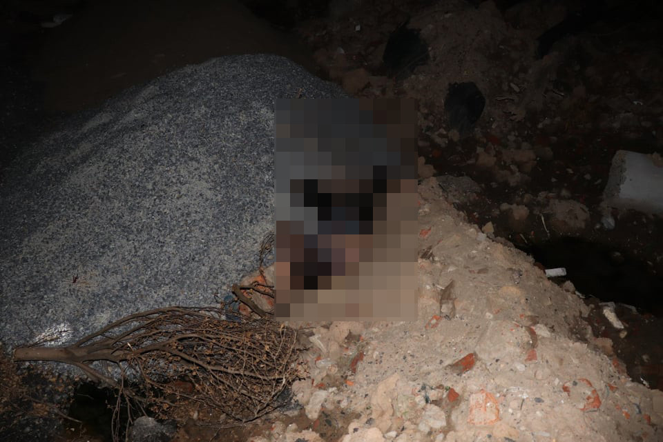 Theo hình ảnh trích xuất camera, nạn nhân đi lại quanh hiện trường vào rạng sáng cùng ngày. Công quan quận Thanh Xuân đề nghị ai biết thông tin nạn nhân có đặc điểm nêu trên thì cung cấp cho Đội Điều tra tổng hợp - Công an quận Thanh Xuân để phối hợp giải quyết. Số điện thoại 0986194222 - cán bộ thụ lý Bùi Trung Nghĩa. 