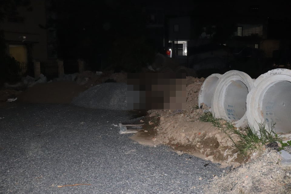 Nạn nhân đeo kính tối màu, gọng kính màu đen; tóc buộc búi phía sau; mặc áo thun không cổ, ngắn tay, hoạ tiết kẻ sọc nhiều màu; mặc quần vải dạng quần lửng màu đen, đi dép nhựa có lỗ màu xanh đã cũ không rõ nhãn hiệu.