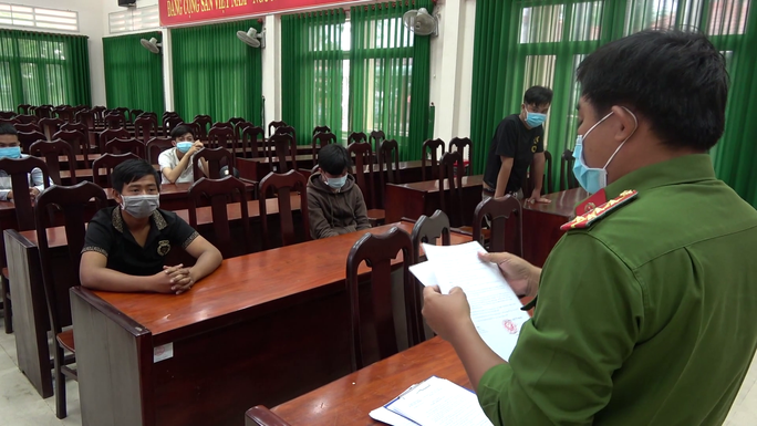  Tụ tập ăn nhậu, 9 người bị phạt 120 triệu đồng: Ngày 15/7, nhận được tin báo của người dân về việc có một nhóm thanh thiếu niên đang tụ tập sử dụng rượu, bia tại một hộ dân trên địa bàn ấp Hữu Lợi, Công an xã Hữu Đạo (Châu Thành, Tiền Giang) phát hiện tại đây có 9 đối tượng. Ngày 22/7, Công an xã Hữu Đạo đã xử phạt 9 đối tượng bị phạt 120 triệu đồng. 