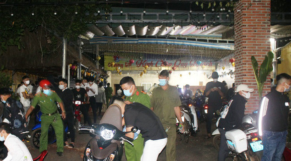  Tụ tập ở quán nhậu mừng sinh nhật, 53 thanh niên bị phạt hơn 100 triệu đồng: Tối 10/7, lực lượng chức năng kiểm tra quán nhậu hải sản Chương BP tại xã Bù Nho (huyện Phú Riềng, Bình Phước) phát hiện 53 thanh thiếu niên đang tụ tập dự tiệc sinh nhật không thực hiện các biện pháp phòng dịch. Ngày 12/7, BND huyện Phú Riềng đã xử phạt 53 người này với tổng số tiền 106 triệu đồng. 