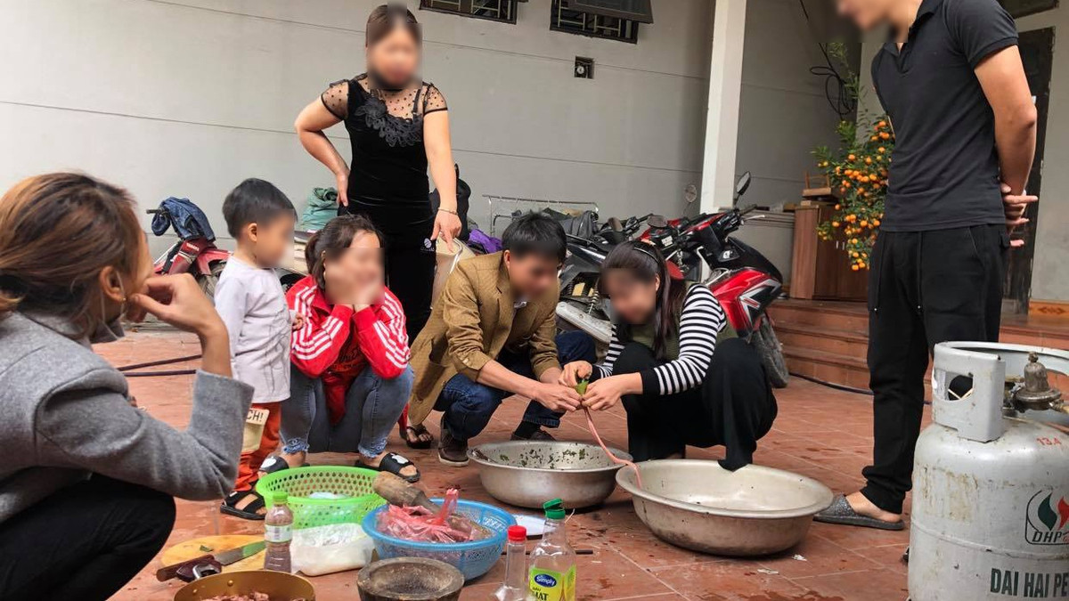  Tụ tập ăn giỗ, 9 người bị phạt 135 triệu đồng: Ngày 21/5, ông Thân Văn P. (51 tuổi, trú xã Tiền Phong, Yên Dũng, Bắc Giang) đã tổ chức cúng giỗ cho bố đẻ và mời người thân đến tụ tập ăn uống, không thực hiện quyết định áp dụng biện pháp hạn chế tập trung đông người. UBND huyện Yên Dũng đã xử phạt 9 người với tổng số tiền 135 triệu đồng. (Ảnh minh họa)