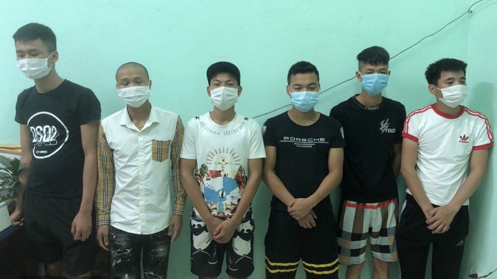  Tụ tập ăn uống, 6 thanh niên bị phạt hơn 100 triệu đồng: Ngày 22/5, lực lượng chức năng phát hiện một nhóm thanh niên đang tụ tập ăn uống tại xã Tân Liễu, Yên Dũng, Bắc Giang. Ngày 26/5, UBND H.Yên Dũng đã ban hành các quyết định xử phạt hành chính đối với 6 thanh niên kể trên với tổng số tiền 102 triệu đồng. 