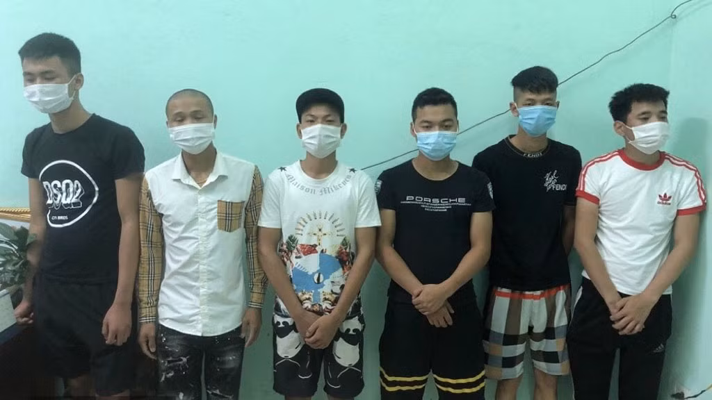  Tụ tập ăn uống, 6 thanh niên bị phạt hơn 100 triệu đồng: Ngày 22/5, lực lượng chức năng phát hiện một nhóm thanh niên đang tụ tập ăn uống tại xã Tân Liễu, Yên Dũng, Bắc Giang. Ngày 26/5, UBND H.Yên Dũng đã ban hành các quyết định xử phạt hành chính đối với 6 thanh niên kể trên với tổng số tiền 102 triệu đồng. 