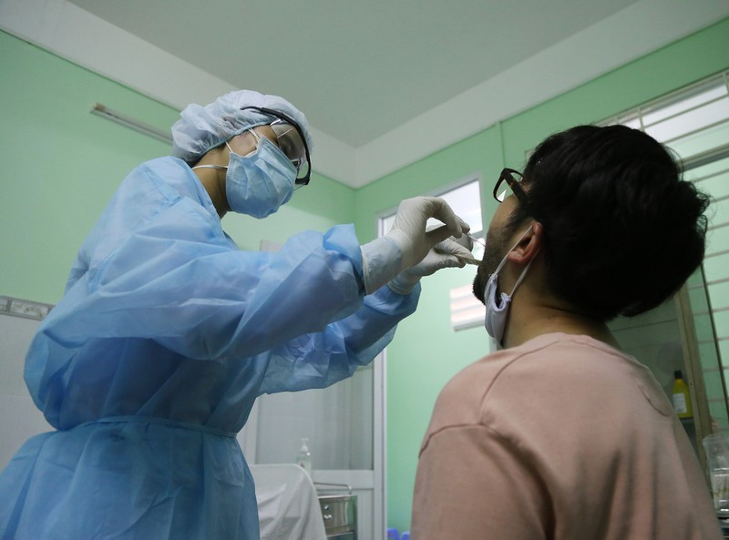 Không xét nghiệp COVID-19 theo yêu cầu của cơ quan y tế có thẩm quyền trong quá trình giám sát bệnh truyền nhiễm mức phạt từ 1-3 triệu đồng. (Ảnh minh họa)